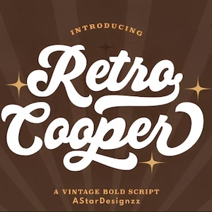 Può includere: Sfondo marrone con un design retrò con le parole "Retro Cooper" in corsivo bianco. Sono presenti anche i testi "Introducing" e "A Vintage Bold Script". Il design include accenti di stelle e il logo AstarDesignz.