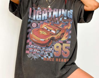 Camiseta vintage do Relâmpago McQueen, camiseta retrô do filme Carros, camiseta pronta para corrida Street Legend, camiseta da Disneyland Pixar, camiseta Pixar Need for Speed