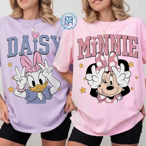 Chemise Minnie Daisy rétro, t-shirt amis Disney vintage, t-shirt graphique Disney blanc couleurs confort, chemise voyage fille Disney, t-shirt cadeau meilleur ami image 1