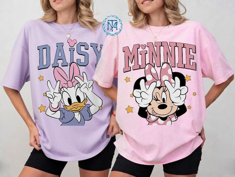 Chemise Minnie Daisy rétro, t-shirt amis Disney vintage, t-shirt graphique Disney blanc couleurs confort, chemise voyage fille Disney, t-shirt cadeau meilleur ami image 1