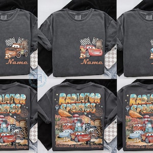 Puede incluir: Camisetas de color gris oscuro con personajes de la pel&iacute;cula Cars. La parte delantera de cada camiseta muestra un coche diferente con un campo de nombre. La parte trasera de las camisetas muestra el texto "RADIATOR SPRINGS" y "Welcome to Radiator Springs" con varios personajes de Cars.