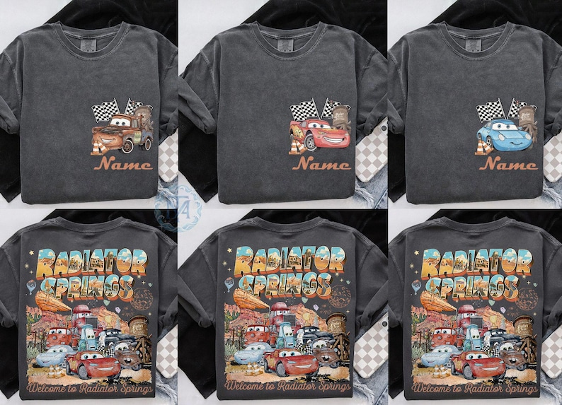 Puede incluir: Camisetas de color gris oscuro con personajes de la pel&iacute;cula Cars. La parte delantera de cada camiseta muestra un coche diferente con un campo de nombre. La parte trasera de las camisetas muestra el texto "RADIATOR SPRINGS" y "Welcome to Radiator Springs" con varios personajes de Cars.