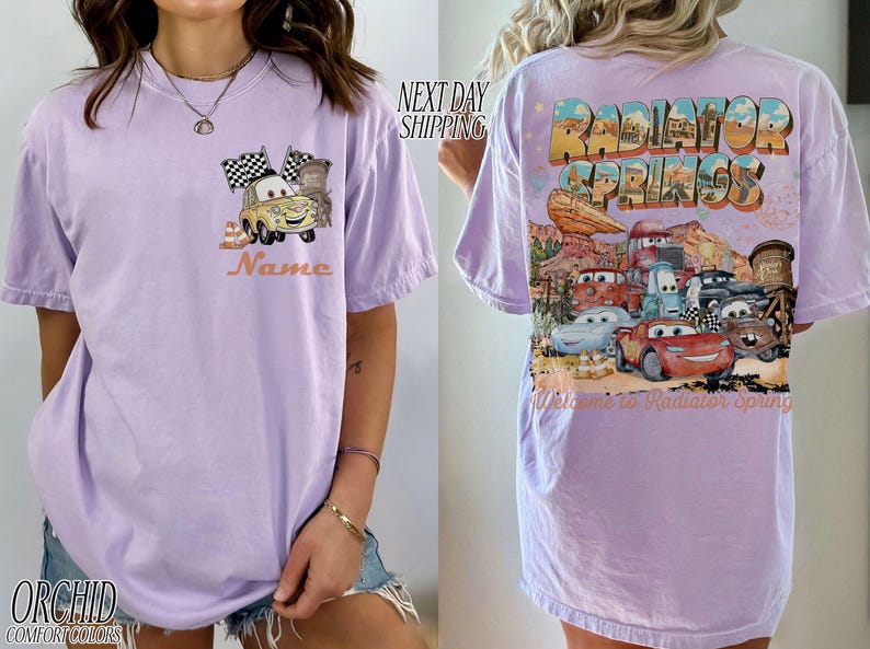 Puede incluir: Una taza de cer&aacute;mica blanca con un asa negra y el texto "But First, Coffee" en negro, con una fuente de estilo manuscrito. La taza est&aacute; sobre una superficie blanca.