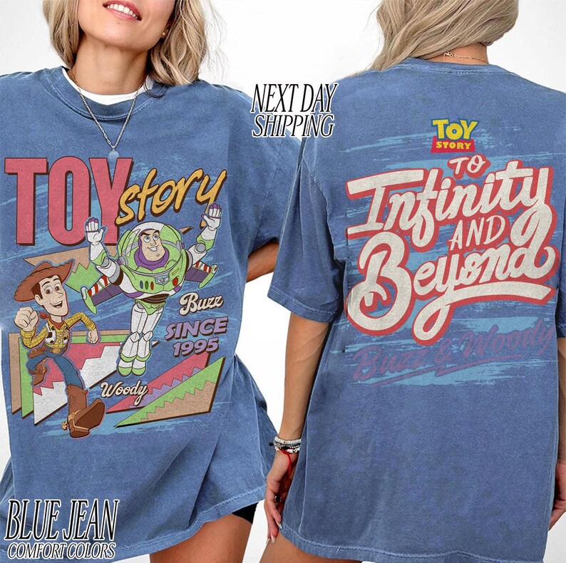 K&ouml;nnte beinhalten: Blaues Jeans-T-Shirt mit dem Toy Story-Logo und den Figuren Woody und Buzz Lightyear. Auf der Vorderseite des Shirts stehen "Toy Story" und "Buzz Since 1995". Auf der R&uuml;ckseite des Shirts steht "To Infinity and Beyond".