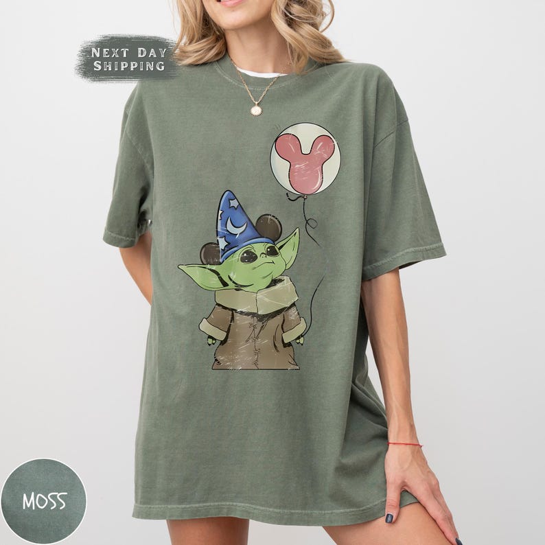 Camisa con sombrero de hechicero Grogu de Comfort Colors, camisa con globo de Mickey Baby Yoda, camisa con mago de Star Wars Fantasia, camisa con viaje a Disney, así es Grogu imagen 3