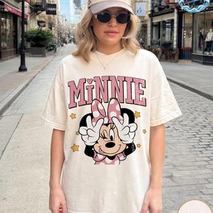 Chemise Minnie Daisy rétro, t-shirt amis Disney vintage, t-shirt graphique Disney blanc couleurs confort, chemise voyage fille Disney, t-shirt cadeau meilleur ami image 2