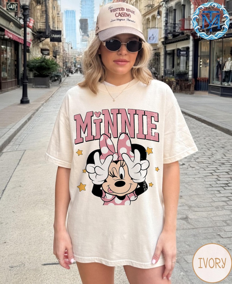Chemise Minnie Daisy rétro, t-shirt amis Disney vintage, t-shirt graphique Disney blanc couleurs confort, chemise voyage fille Disney, t-shirt cadeau meilleur ami image 2
