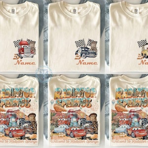 Puede incluir: Camisetas color crema con varios gr&aacute;ficos de la pel&iacute;cula Cars. Los dise&ntilde;os incluyen un cami&oacute;n rojo, un coche de polic&iacute;a en blanco y negro y un coche amarillo, cada uno con una bandera a cuadros y la palabra "Name". Otras camisetas presentan un dise&ntilde;o colorido de "Radiator Springs" con m&uacute;ltiples personajes de coches y el texto "Welcome to Radiator Springs".