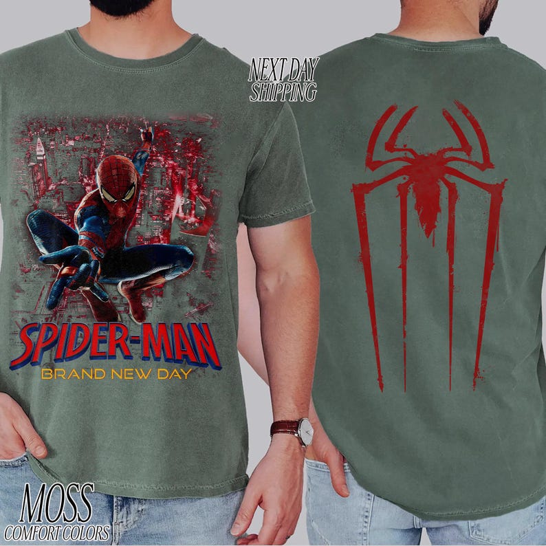 以下が含まれることがあります： 黒い持ち手と「But First, Coffee」の文字が黒い手書き風フォントで書かれた白いセラミックマグ。マグカップは白い表面に置かれています。