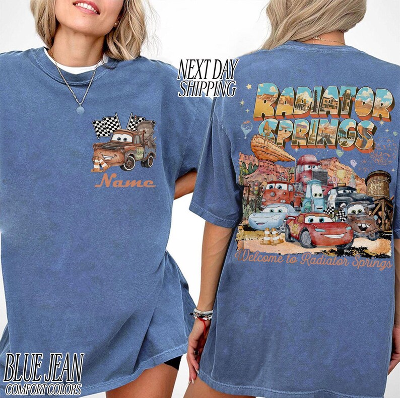 Puede incluir: Una taza de cer&aacute;mica blanca con asa negra y el texto "But First, Coffee" en negrita negra. La taza se encuentra sobre un fondo borroso, sugiriendo un ambiente acogedor.