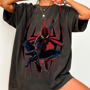 Puede incluir: Un juego de tres tazas de cer&aacute;mica con un acabado mate moteado. Las tazas son de color crema, gris claro y gris oscuro. Cada taza tiene un dise&ntilde;o simple y minimalista, ideal para caf&eacute; o t&eacute;.