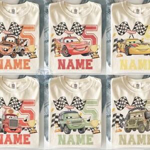Pode incluir: Camisetas creme com v&aacute;rios carros de corrida de desenhos animados, bandeiras quadriculadas, o n&uacute;mero 5 e a palavra "NAME". Cada design inclui um trof&eacute;u e raios. As camisetas s&atilde;o provavelmente para o anivers&aacute;rio de uma crian&ccedil;a.