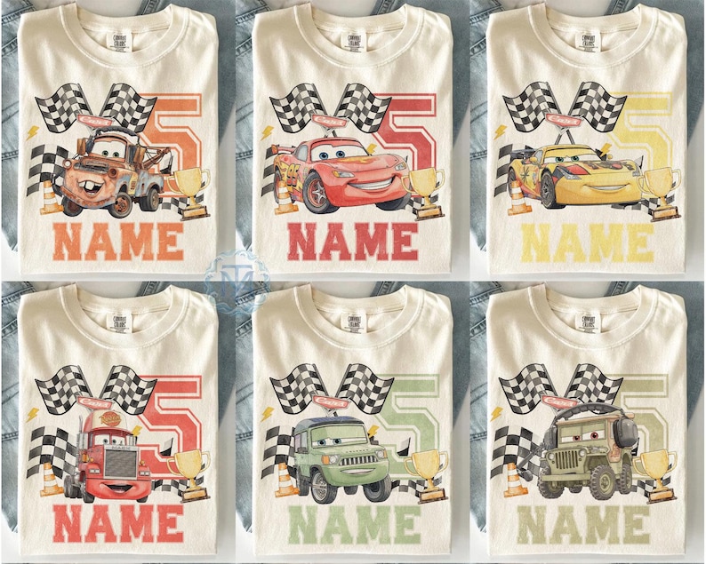 Pode incluir: Camisetas creme com v&aacute;rios carros de corrida de desenhos animados, bandeiras quadriculadas, o n&uacute;mero 5 e a palavra "NAME". Cada design inclui um trof&eacute;u e raios. As camisetas s&atilde;o provavelmente para o anivers&aacute;rio de uma crian&ccedil;a.
