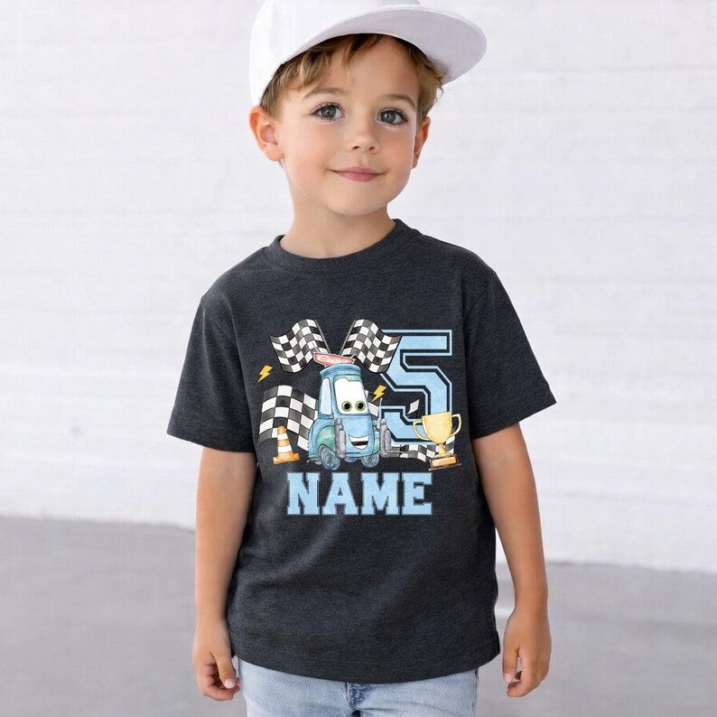 Camiseta personalizada de aniversário do filme Carros da Disney, camiseta de aniversário do Relâmpago McQueen, camiseta da equipe de apoio da Pixar, camiseta para viagem de aniversário em família, camiseta de aniversário da Disney World imagem 7