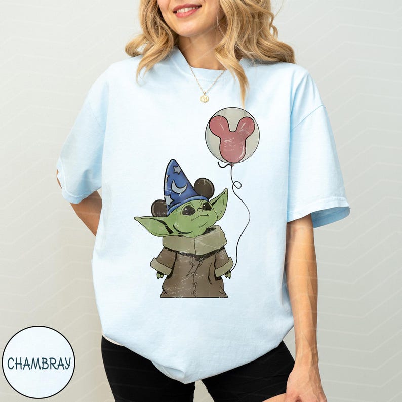 Camisa con sombrero de hechicero Grogu de Comfort Colors, camisa con globo de Mickey Baby Yoda, camisa con mago de Star Wars Fantasia, camisa con viaje a Disney, así es Grogu imagen 8