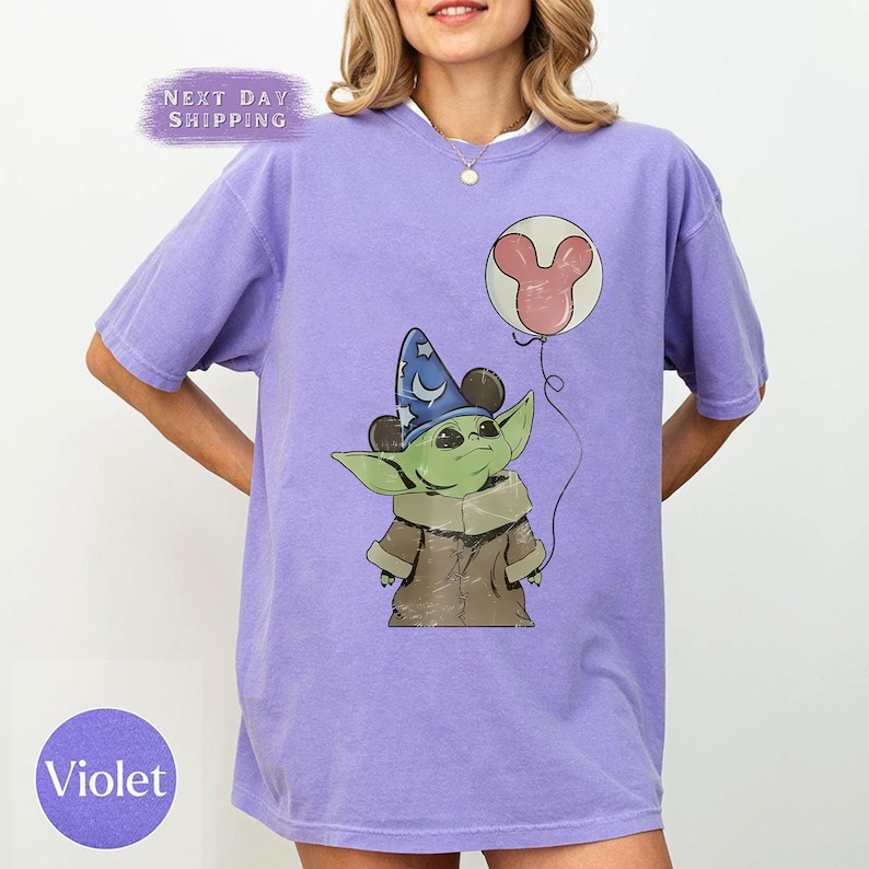 Puede incluir: Una taza de cer&aacute;mica blanca con asa negra y el texto "But First, Coffee" en negrita negra. La taza se encuentra sobre una superficie blanca, mostrando su dise&ntilde;o limpio.