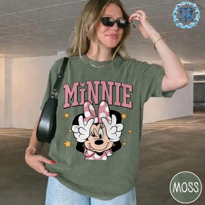 Chemise Minnie Daisy rétro, t-shirt amis Disney vintage, t-shirt graphique Disney blanc couleurs confort, chemise voyage fille Disney, t-shirt cadeau meilleur ami image 6