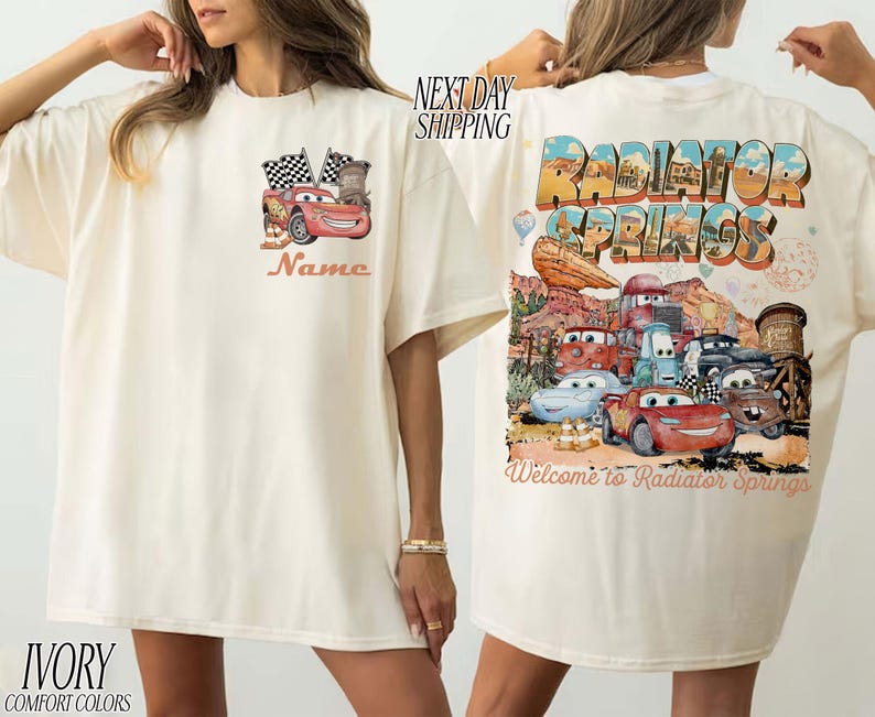 Puede incluir: Camiseta de color marfil con un gr&aacute;fico de los personajes de la pel&iacute;cula Cars. La parte delantera presenta a Rayo McQueen con banderas a cuadros y la palabra "Name". La parte trasera muestra "Radiator Springs" y "Welcome to Radiator Springs".