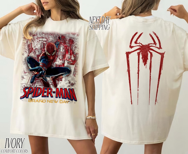 以下が含まれることがあります： アイボリー色のTシャツ。前面にはスパイダーマンのグラフィック、赤と金の「SPIDER-MAN BRAND NEW DAY」の文字。背面には大きな赤いクモのシンボル。快適な色で作られています。