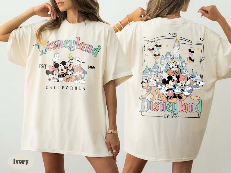 Może przedstawiać: Kremowa koszulka z logo Disneyland i postaciami z kresk&oacute;wek Myszki Miki, Myszki Minnie, Goofy'ego i Kaczora Donalda. Prz&oacute;d koszulki przedstawia napis "Disneyland Est 1955 California". Tył koszulki przedstawia zamek i logo Disneyland.