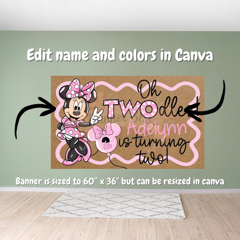 Op de afbeelding: Een verjaardagsbanner met Minnie Mouse in roze en zwart, met de tekst "Oh TWOodle Adelynn wordt twee!" De banner is 152 cm x 91 cm groot en kan in Canva worden bewerkt.