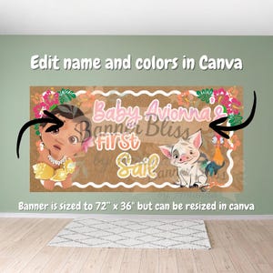 Op de afbeelding: Een banner met een bruine achtergrond met een cartoon baby, varken en haan. De banner leest "Baby Avionna's First Sail" in roze en gouden letters. Bloemenaccenten en de tekst "Edit name and colors in Canva" zijn ook aanwezig.