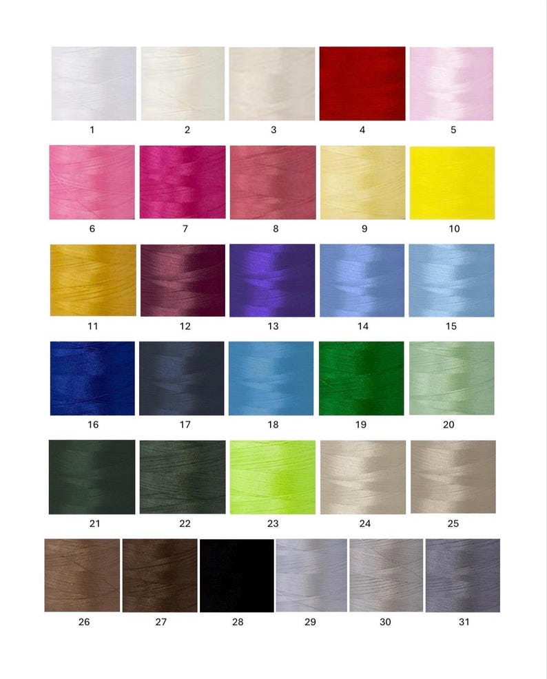 Peut inclure: Un nuancier pr&eacute;sentant trente et une nuances de fil &agrave; coudre num&eacute;rot&eacute;es. La grille affiche une grande vari&eacute;t&eacute; de couleurs, notamment le blanc, la cr&egrave;me, le rouge, le rose, le jaune, l'or, le violet, le bleu, le vert, l'olive, le beige, le brun, le noir et diverses nuances de gris.