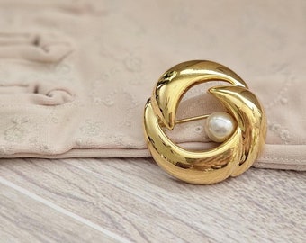 Napier brooch, Goldtone wreath round swirl design pin, Faux? pearl, designer collectible jewelry, Vtg brooches, Mens lapel pins, Mom Grandma