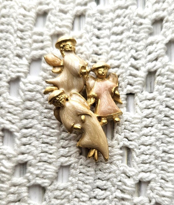 Angel brooch, matte goldtone enamel (could be res… - image 7