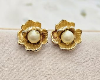 Goldtone pearl flower clip-on earrings, '60-70s Vtg Japan? style, fashion metal costume jewelry, faux acrylic pearls, Mothers Day, unsigned