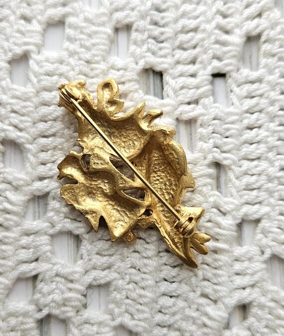Angel brooch, matte goldtone enamel (could be res… - image 3