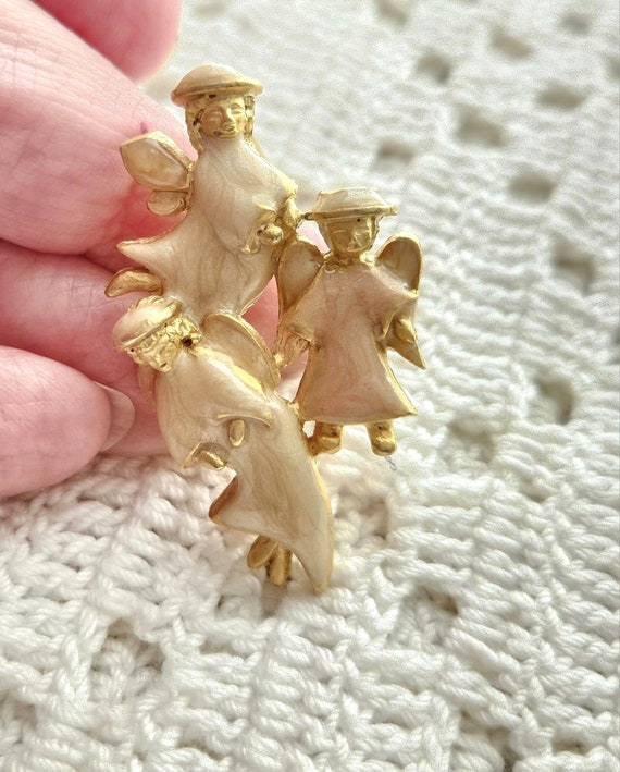 Angel brooch, matte goldtone enamel (could be res… - image 5