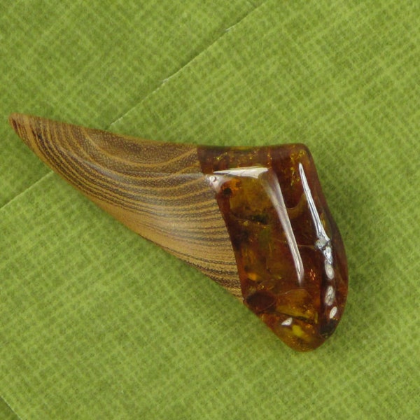 Vintage Beautiful Amber MET brooch Wood Setting Export Pin