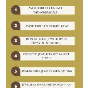 Puede incluir: Un gr&aacute;fico informativo rectangular titulado Jewelry care tips con fondo dorado y texto blanco. Enumera seis instrucciones numeradas para el cuidado de joyas, incluyendo evitar productos qu&iacute;micos, calor y agua, adem&aacute;s de una nota sobre &oacute;palos.