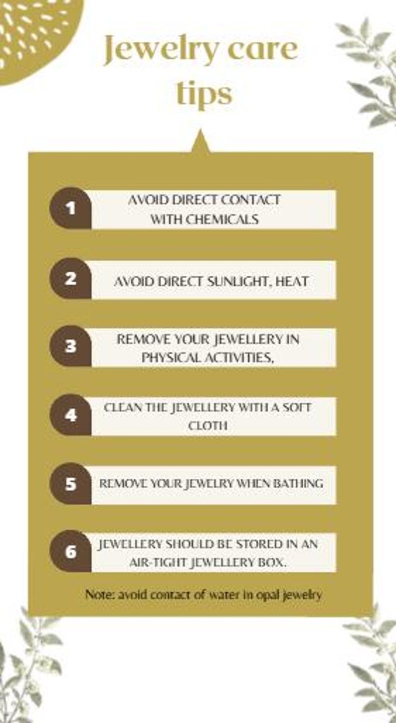 Puede incluir: Un gr&aacute;fico informativo rectangular titulado Jewelry care tips con fondo dorado y texto blanco. Enumera seis instrucciones numeradas para el cuidado de joyas, incluyendo evitar productos qu&iacute;micos, calor y agua, adem&aacute;s de una nota sobre &oacute;palos.
