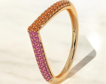 Anillo de zafiro naranja y rosa con diseño de chevrón, banda de zafiro en forma de V, anillo minimalista apilable, anillo de promesa de oro de 14 quilates, regalo único para ella.