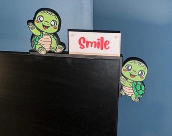 Sea Turtle Monitor Topper, 3D Printed Desk Decor, Personalized Office Decor, Interchangeable Custom Sign, Double-Sided Monitor Buddy
