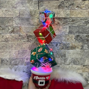 Handgemachter DIY Weihnachtsbaum gestapelter Geschenkbox-Feiertagsdekor mit LED-Leuchten