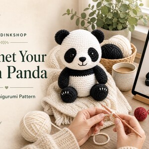 Könnte beinhalten: Ein gehäkeltes Panda-Amigurumi-Spielzeug aus schwarzem und weißem Garn, das auf einer strukturierten cremefarbenen Decke sitzt. Ein Tablet zeigt den Text "Cute Crochet Panda" und ein Foto des Spielzeugs. Der Text "Crochet Your Own Panda" und "Digital Amigurumi Pattern" ist sichtbar.