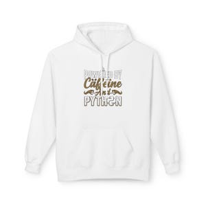 Peut inclure: Sweat à capuche blanc avec une poche avant et une capuche à cordon. Le devant affiche le texte "Powered by Caffeine and Python" dans un design marron et blanc, avec un motif de tasse à café et de moustache.