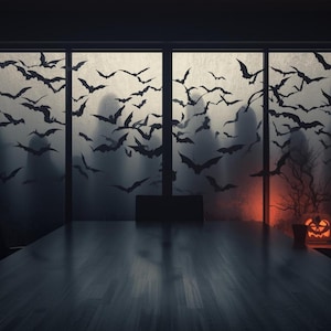 Peut inclure: Une pièce sombre avec une longue table et des chaises. La fenêtre présente des silhouettes de chauves-souris volant contre un fond brumeux. Une citrouille sculptée avec un visage éclairé est placée près d'un arbre nu, illuminée par une lueur orange.