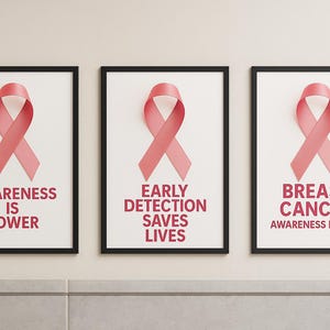 Puede incluir: Tres impresiones enmarcadas con bordes negros y fondos blancos. Cada una presenta una cinta rosa, símbolo de la concienciación sobre el cáncer de mama. El texto de las impresiones dice: "La conciencia es poder", "La detección temprana salva vidas" y "Mes de concienciación sobre el cáncer de mama".