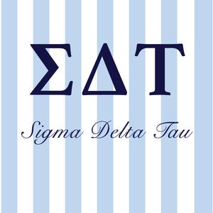 Puede incluir: Fondo a rayas verticales en azul claro y blanco con las letras griegas Sigma, Delta y Tau en azul marino. Debajo de las letras está el texto "Sigma Delta Tau" en cursiva.