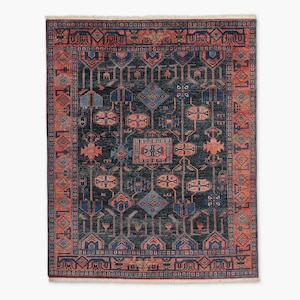 K&ouml;nnte beinhalten: Ein rechteckiger Teppich mit dunkelblaugr&uuml;nem Hintergrund und einem detaillierten geometrischen Muster in Blau- und Korallt&ouml;nen. Der Teppich hat einen Rand mit sich wiederholendem Design und Fransen.