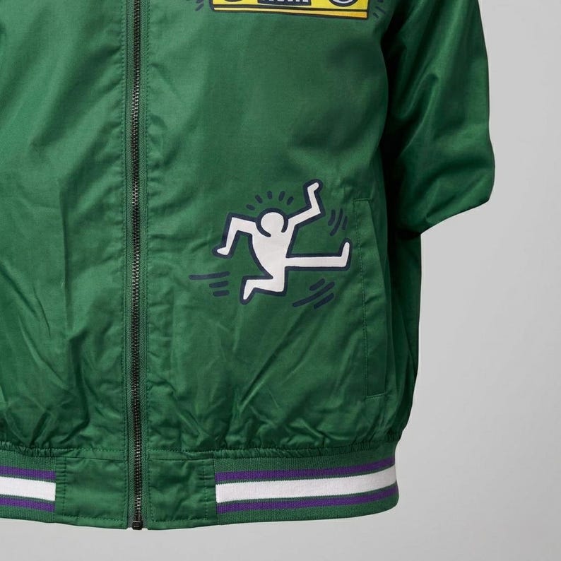 Puede incluir: Un letrero de madera hecho a mano con la palabra "Welcome" escrita a mano. El letrero blanco tiene un acabado envejecido y un peque&ntilde;o coraz&oacute;n decorativo. Dise&ntilde;ado para uso interior o exterior.