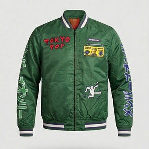 Puede incluir: Una taza de cer&aacute;mica blanca con asa negra y el texto "But First, Coffee" en negrita negra. La taza se encuentra sobre un fondo borroso, sugiriendo un ambiente acogedor.