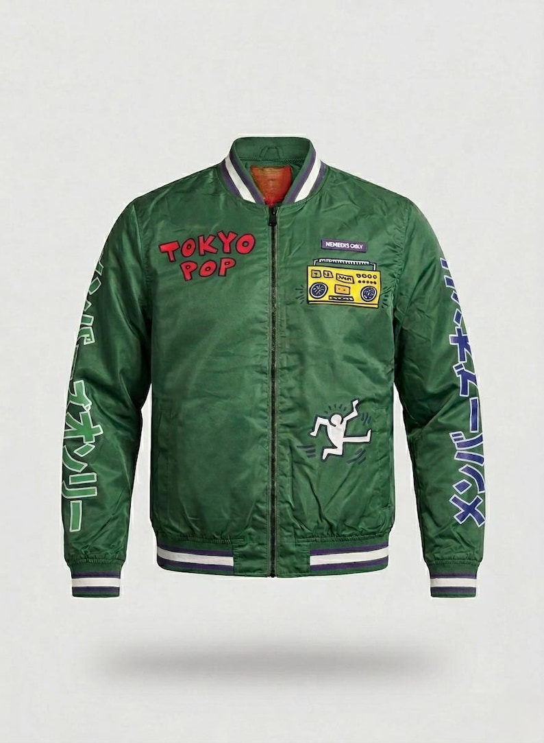 Puede incluir: Una taza de cer&aacute;mica blanca con asa negra y el texto "But First, Coffee" en negrita negra. La taza se encuentra sobre un fondo borroso, sugiriendo un ambiente acogedor.