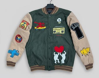 Chaqueta universitaria de lana verde con parches bordados: estilo urbano pop art de Keith Haring.