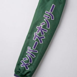 Puede incluir: Un letrero de madera r&uacute;stica con el texto "Welcome to our home" en letras blancas. El letrero presenta un acabado envejecido, ideal para la decoraci&oacute;n de la entrada.