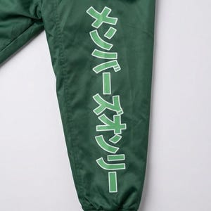 Puede incluir: Una taza de cer&aacute;mica blanca con un asa negra y el texto "But First, Coffee" en negro y negrita. La taza est&aacute; sobre una superficie de madera. La taza mide aproximadamente 10 cm de alto.